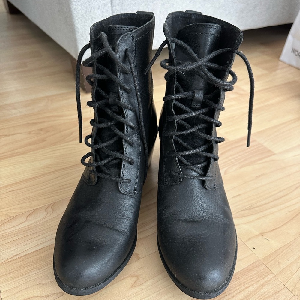 Timberland black laced heel boot